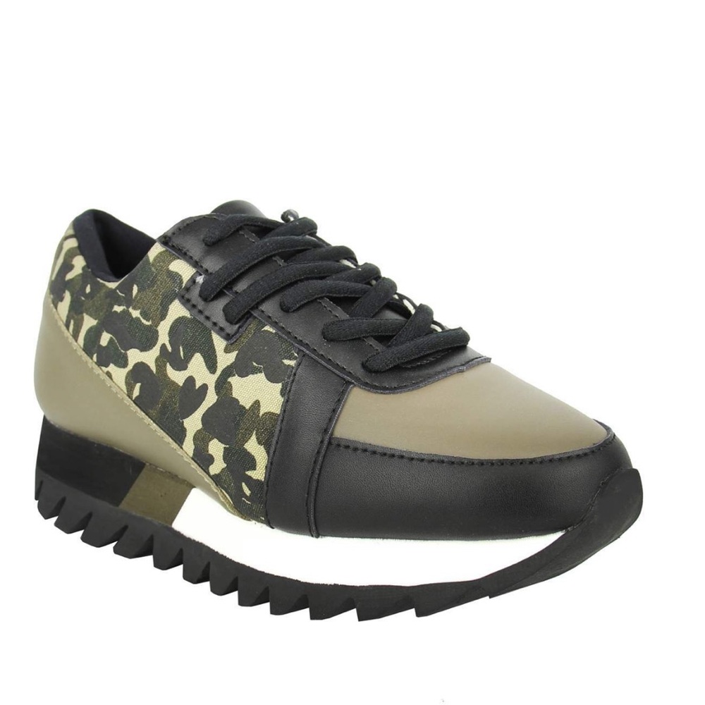 NWT platform sneaker